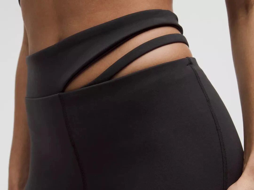 Artistic Waistband Design for Yoga Wear