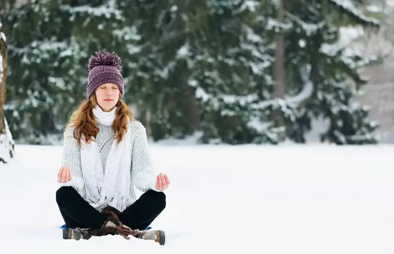 What to Wear to Yoga in Winter -- A Practical Guide to Staying Warm, Comfortable, and Focused